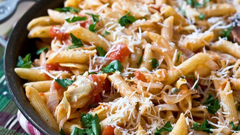 Πέννες με καπνιστή πανσέτα και αγκινάρες